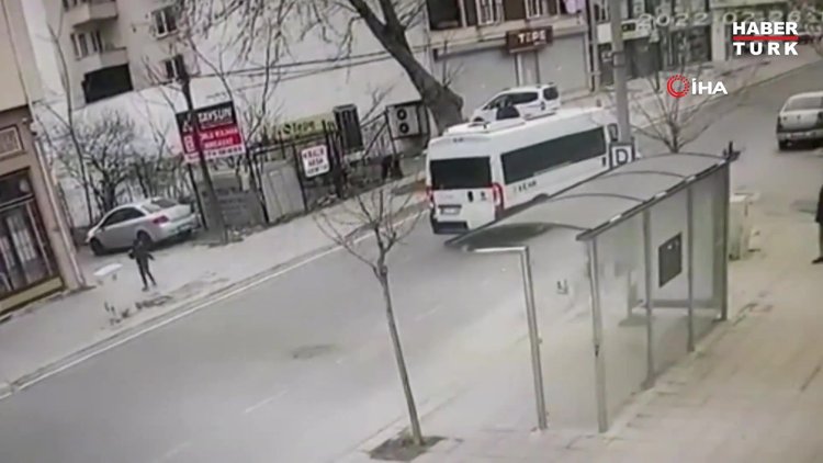 Köpeklerden kaçan çocuğa minibüsün çarptığı anlar kamerada