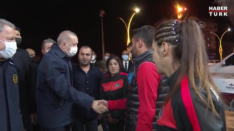 Cumhurbaşkanı Erdoğan, Yüksekova'da pastanede vatandaşlarla sohbet etti