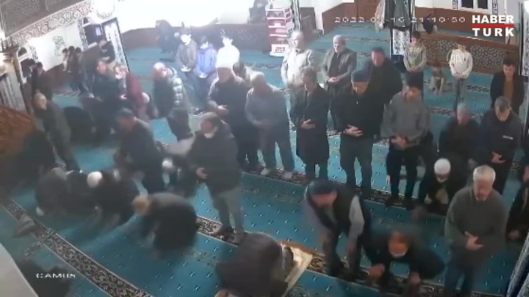 Camide namaz kılan kişinin kalp krizi geçirme anı güvenlik kamerasına yansıdı