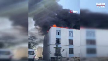 Bayrampaşa'da bir işyerinin çatısında yangın çıktı