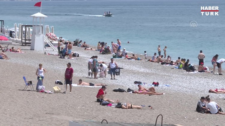Antalya sahillerinde bayram hareketliliği
