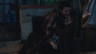 Tuğrul iplerden kurtulup evden çıktı ancak son anda uyanan İlyas onu yakaladı.