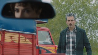 Zeynep ile Efe, bir anda arkalarında beliren Tuğrul'u görünce büyük bir şok yaşadılar.