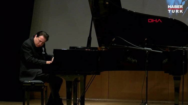 Fazıl Say, babasının cenaze töreninde piyano çaldı