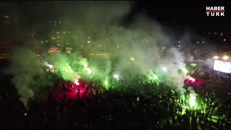 Binlerce kişi Bursa'da sokaklarda maçı izledi