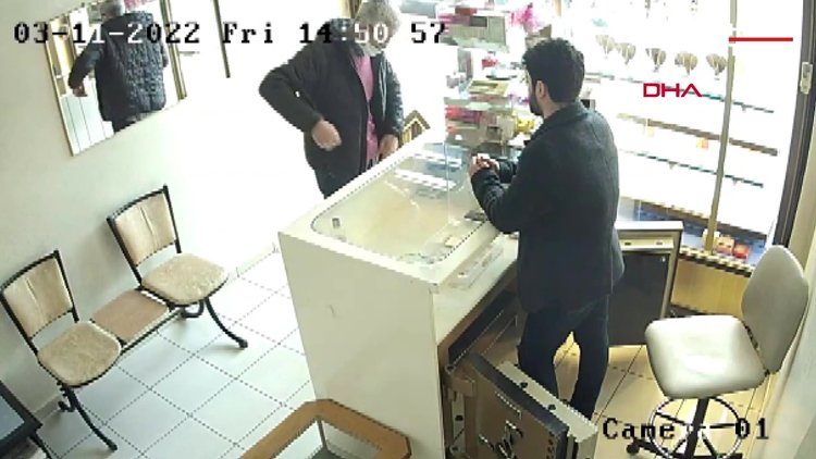 Bilezikleri cebine koyup, tabancasını iş yeri sahibine doğrultarak kaçtı