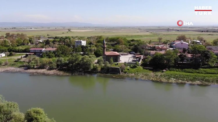 İbadete açılan tarihi cami manzarasıyla görenleri hayran bırakıyor