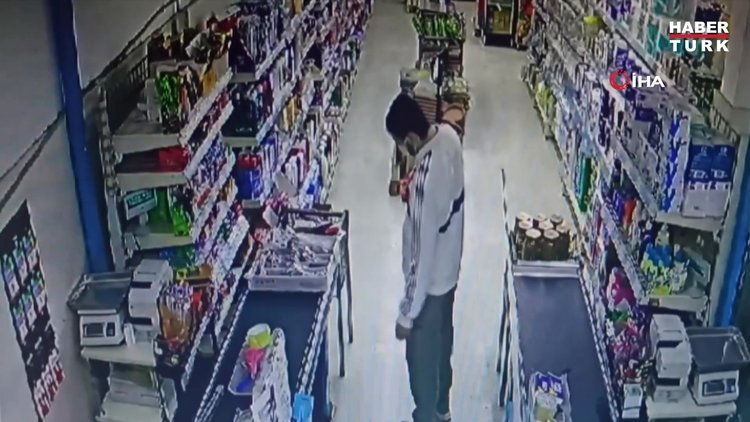 Market çalışanı, satırlı, bıçaklı gaspçıyı böyle kovaladı