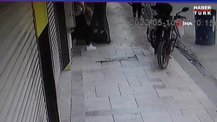 Kaldırımda yürürken başına inşaattan cisim düştü... O anlar kamerada