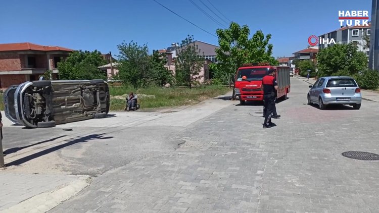 Kavşaktaki kazada otomobil devrildi: 1'i çocuk 2 yaralı