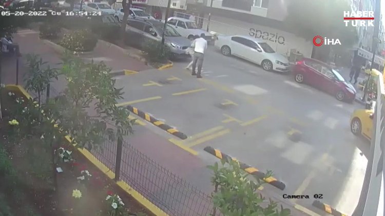 Sokak ortasında kadına şiddete taksiciden müdahale