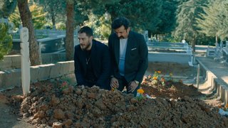 Bahar'ın mezarı başında ağlayan Kartal'ın yanına Kılıç geldi.