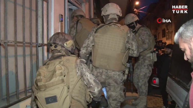 Uyuşturucu tacirlerine yönelik eş zamanlı operasyon: Polisin geldiğini gören torbacı uyuşturucu dolu poşeti camdan attı