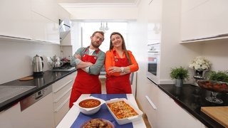 Tahsin Şef, Üsküdar’da Çiğdem Özboğan’ın evine konuk olacak. Mutfaktaki malzemelerle topalak çorbası, sandal sefası, karakuş tatlısı yapacak. ...