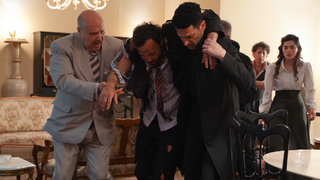 Aziz, yaralı Adem'i kurtardı ve eve getirdi.