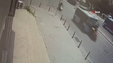 Minibüs şoförü önüne aldığı motosikletli kuryeyi caddede böyle sürükledi