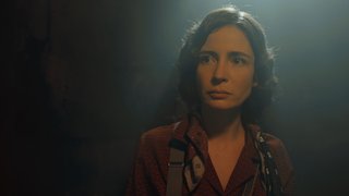 Zehra bir kanıt bulabilmek için Pierre'in evine girdi.