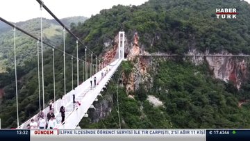 Dünyanın en uzun cam köprüsü Vietnam'da açıldı
