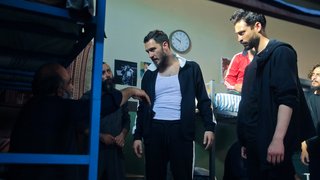 Kartal, ağanın elini ısırınca koğuştakiler Kartal ile Efe'ye saldırdı.