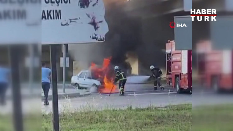 Seyir halindeki otomobil alev aldı