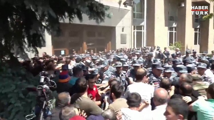 Ermenistan'da hükümet karşıtı protesto!