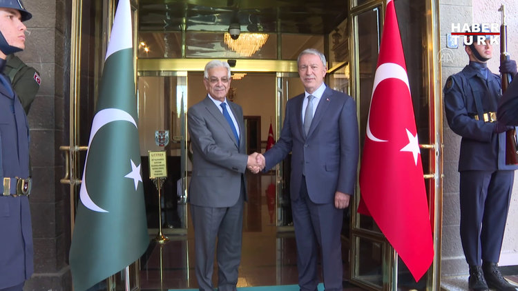 Bakan Akar, Pakistan Savunma Bakanı Asif'le görüştü