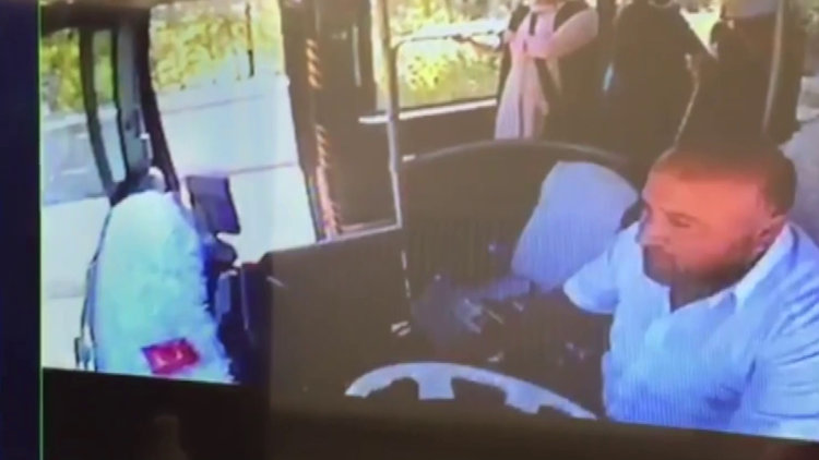 Otobüsü durdurup Türk bayrağını yerden aldı