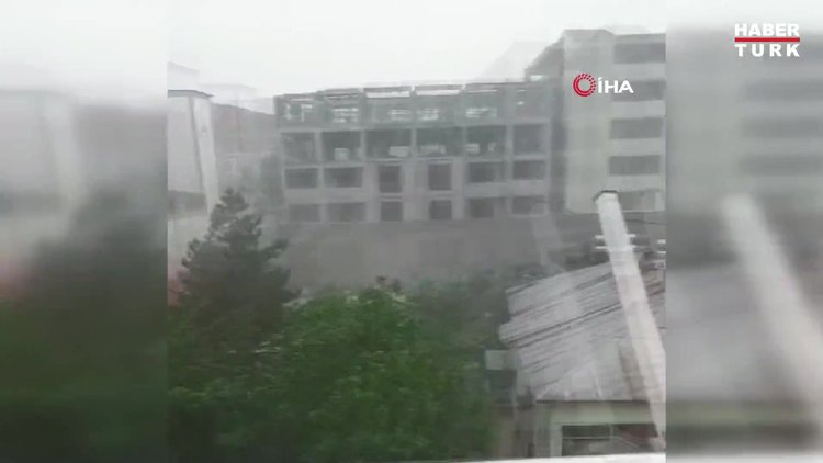 Kahramanmaraş'ta şiddetli rüzgar çatıyı uçurdu