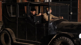 Aziz çevik bir hareketle Fransız askerinin silahını alıp Pierre'e doğrulttu.