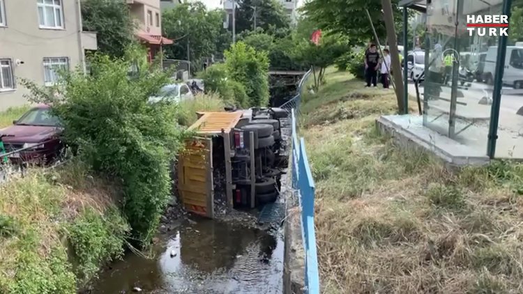 Beykoz'da durağa çarpan hafriyat kamyonu su kanalına devrildi