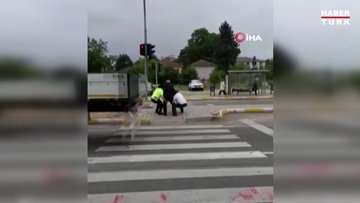 Yürümekte zorlanan yaşlı adamı polisler kucağına aldı