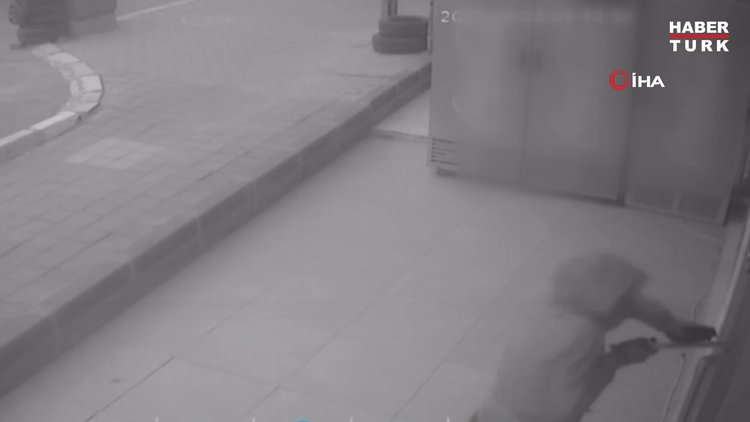 45 dakika boyunca hırsızlık yaptılar, kameraya el sallayarak oynadılar