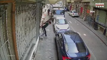 Zeytinburnu'nda apartman kapısını çalan hırsız kamerada