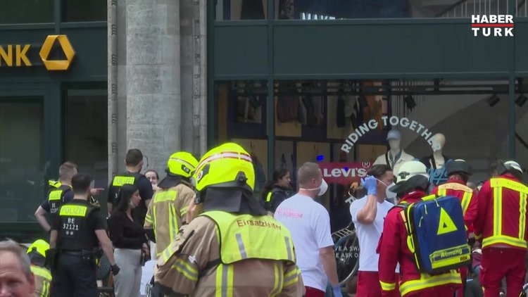 Berlin'de bir araç kalabalığın arasına daldı: Çok sayıda yaralı var