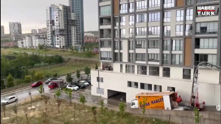 Yağmur nedeniyle bir nakliye firmasının kullandığı taşıma asansörü devrildi