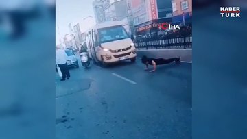 Yabancı uyruklu şahıs trafiği durdurup yol ortasında şınav çekti