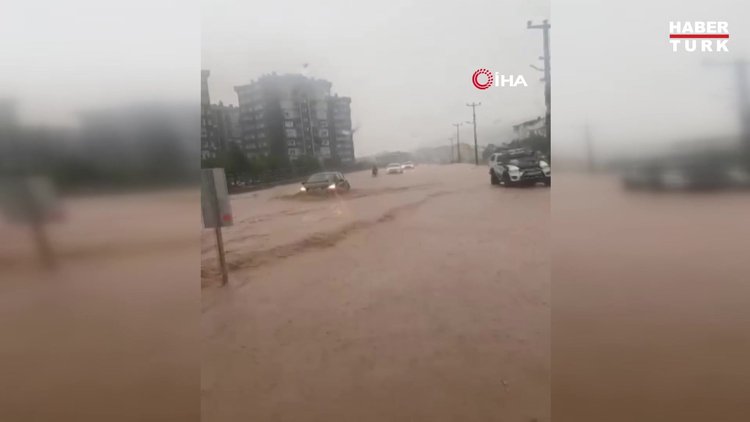 Kocaeli'de yoğun yağış sele döndü