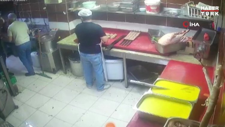 Restoran çalışanları mutfak malzemeleriyle birbirine böyle saldırdı