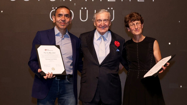 İnsanlığa Üstün Hizmet Ödülü'nün ilki Türeci ve Şahin'in