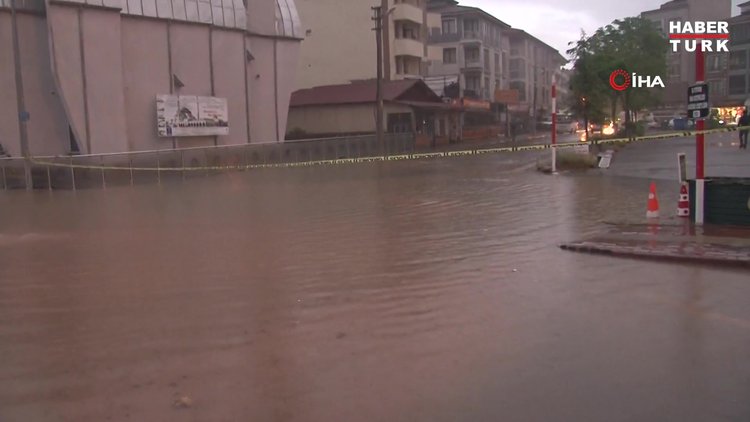 Bartın'da 8 metre yüksekliğe ulaşan su seviyesi polisleri harekete geçirdi