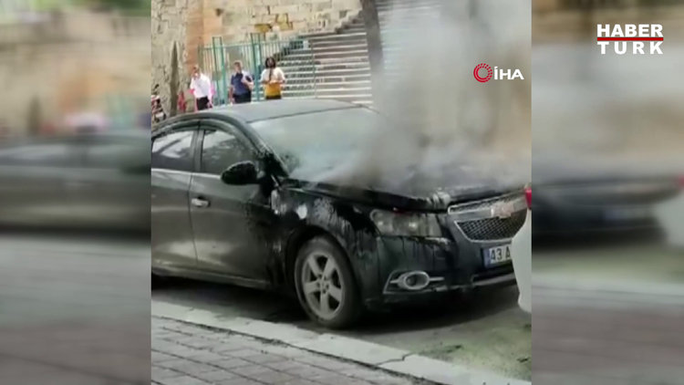 Kütahya'da park halindeki araçta yangın