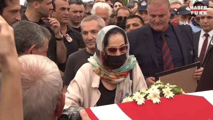 'Yeşilçam'ın Sultanı' Türkan Şoray'dan Cüneyt Arkın'a veda