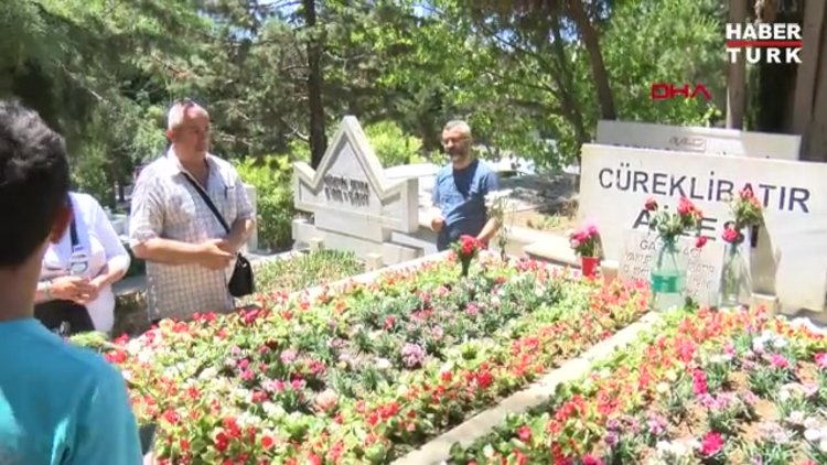 Sevenleri Cüneyt Arkın'ın mezarını boş bırakmıyor