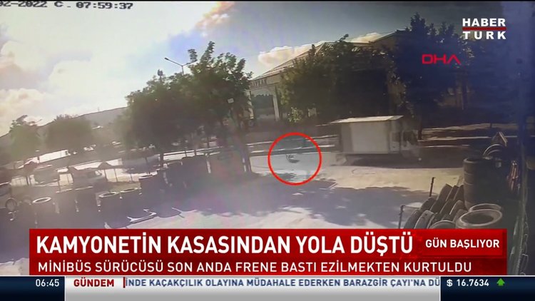 Kamyonet kasasındaki işçi yola düştü