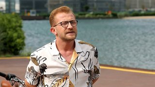  Mutfaktaki malzemelerle besleyici bakliyat salatası, kol böreği ve sütlü un helvası yaptı.