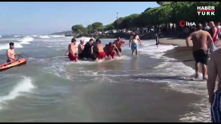 Deniz keyfi can pazarına döndü! Baba kızını kurtarmak için atladı...