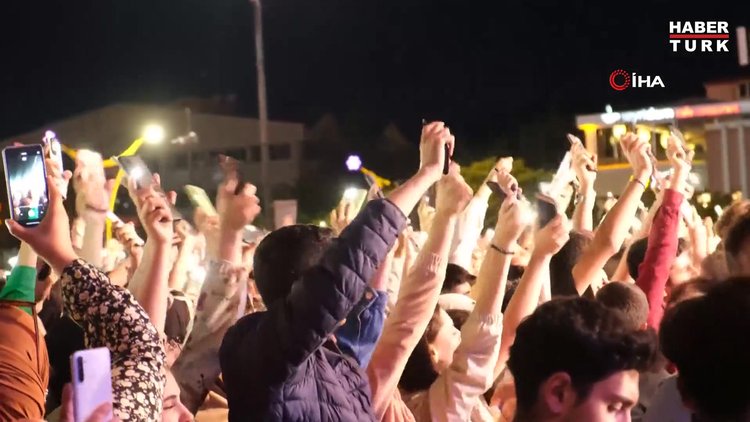 Binali Yıldırım, konserde seyirciyle türkü söyledi