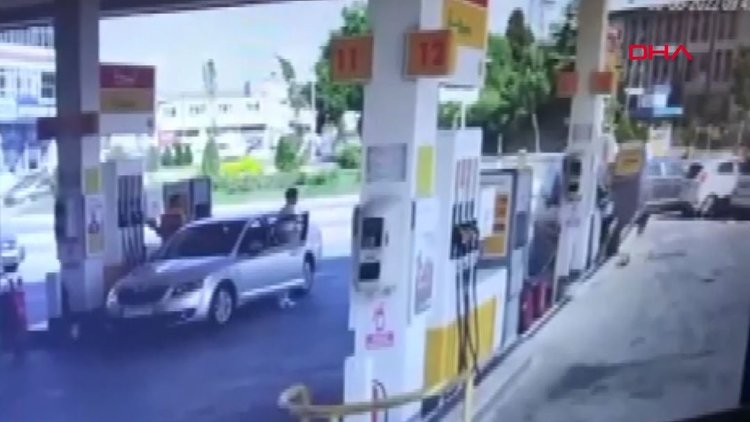 Araç akaryakıt istasyonuna çarptı!