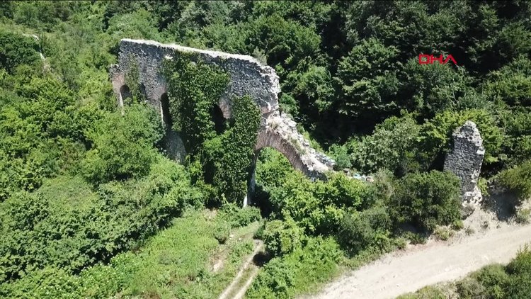 Kocaeli'de tarihi su kemerini tahrip edip üzerine kovanları koydular!