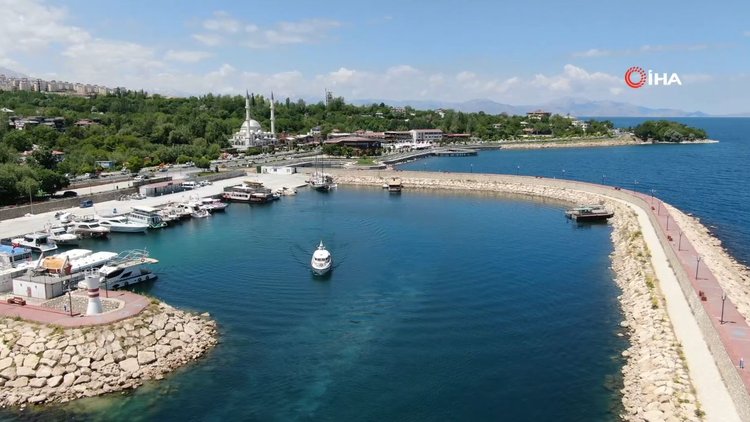 Van Gölü'nde düzensiz göçmen kaçakçılığın önü kesildi!